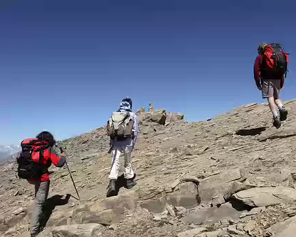 IMG09548 Trois randonneurs convergent vers le sommet